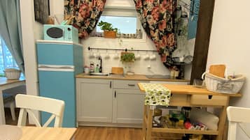 Full-sized fridge, oven, stovetop, coffee/tea maker