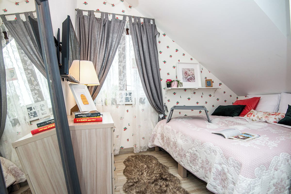 Klassieke tweepersoonskamer, 1 queensize bed, niet-roken, privébadkamer | Een bureau, een strijkplank/strijkijzer, gratis wifi