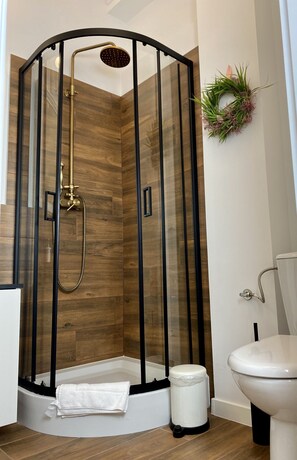 Elite Room | Bathroom | Shower, rainfall showerhead, free toiletries, hair dryer