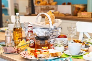 Daily self-serve breakfast (PLN 45 per person)