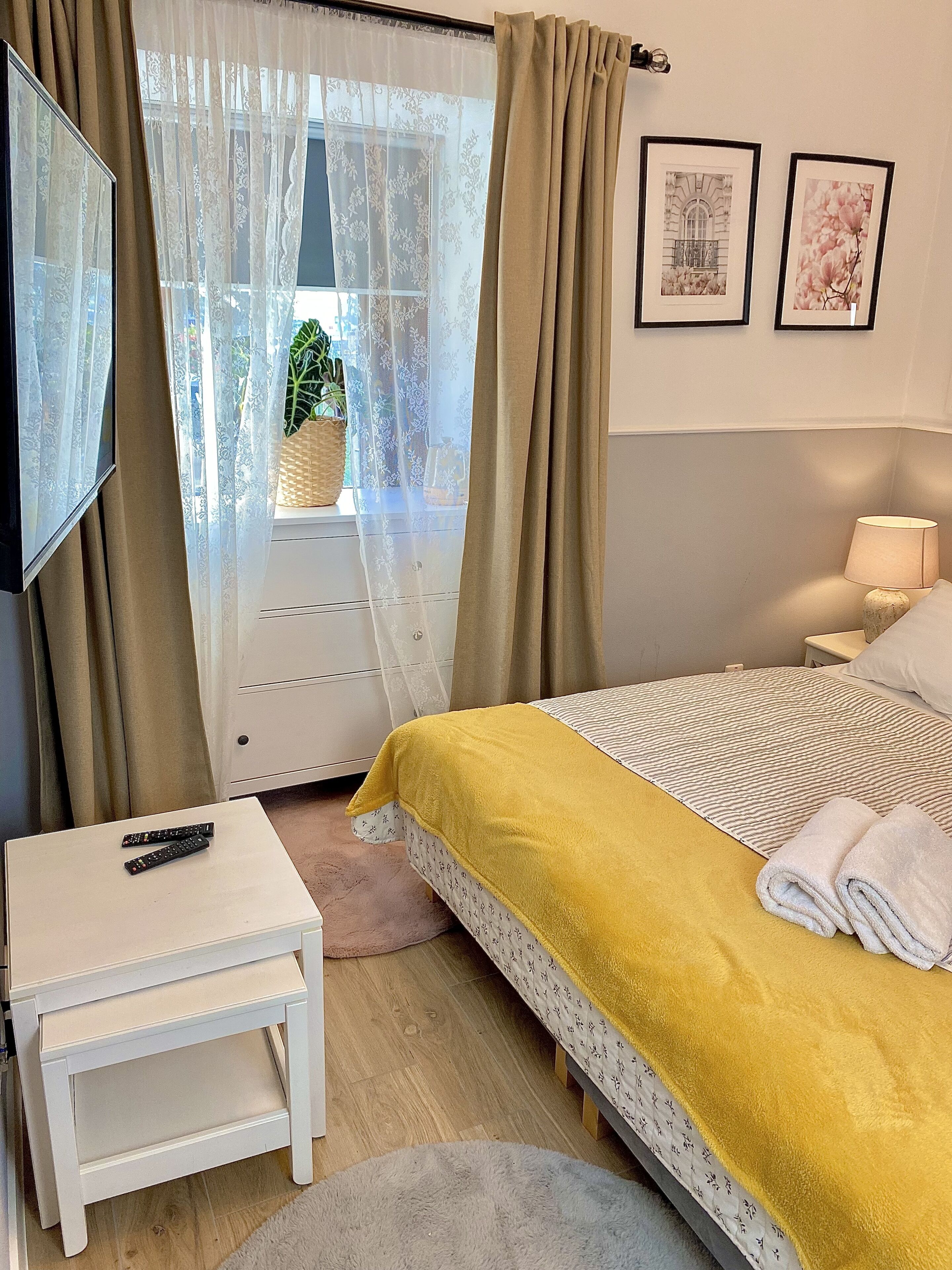 بديكورات فريدة لكل غرفة ومكتب ومكواة/لوح كي وسرير سفر