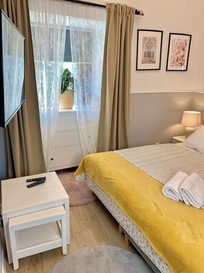 Decoración personalizada, escritorio y tabla de planchar con plancha