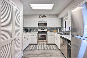 Fridge, microwave, stovetop, dishwasher - Hot Tub Access: Fantastic Condo in Hot Springs! (Hot Springs)