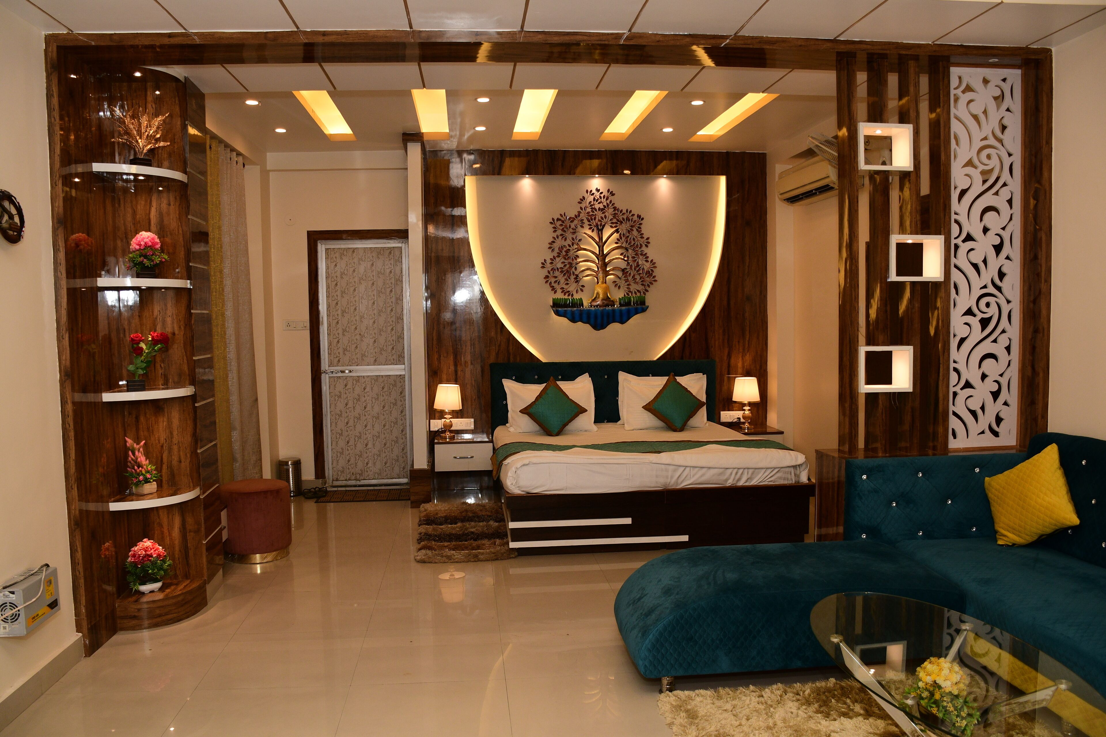 Suite | Premium bedding, down comforters, desk, laptop workspace