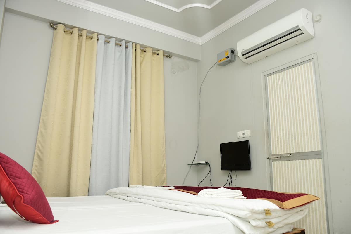 1 bedroom, premium bedding, down comforters, desk