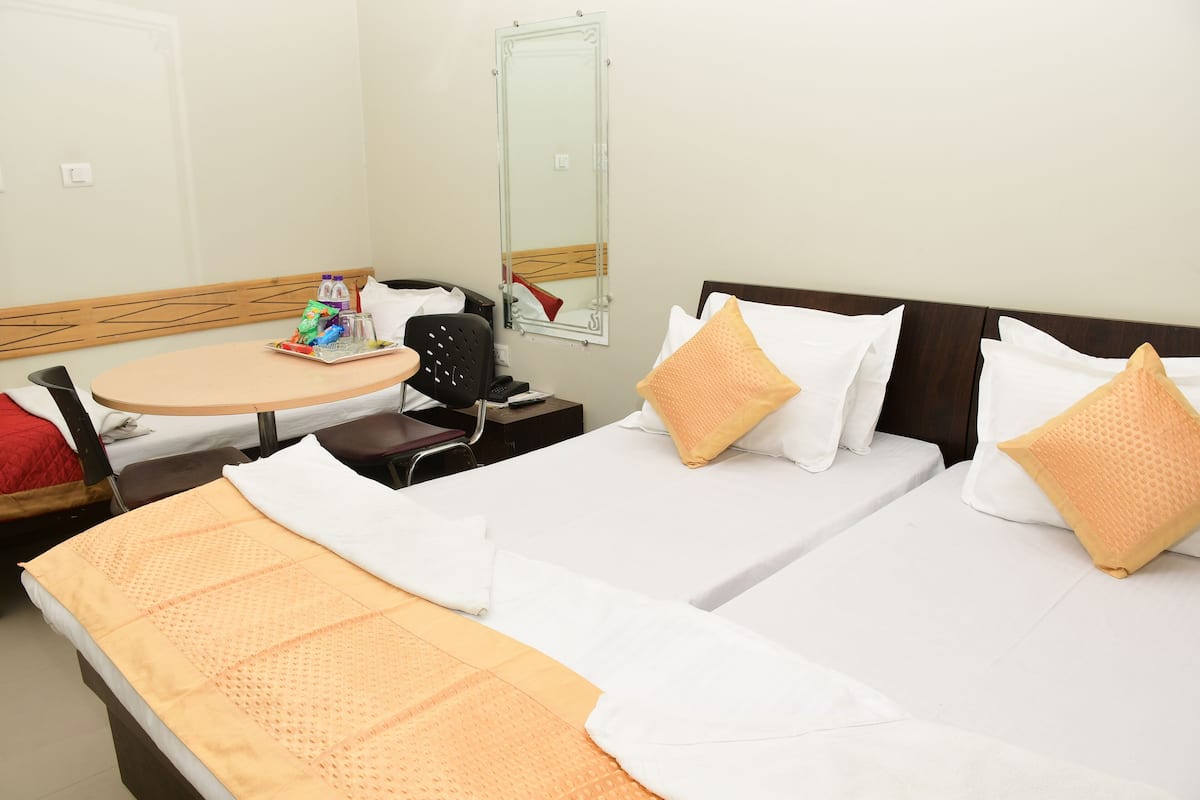 1 bedroom, premium bedding, down comforters, desk