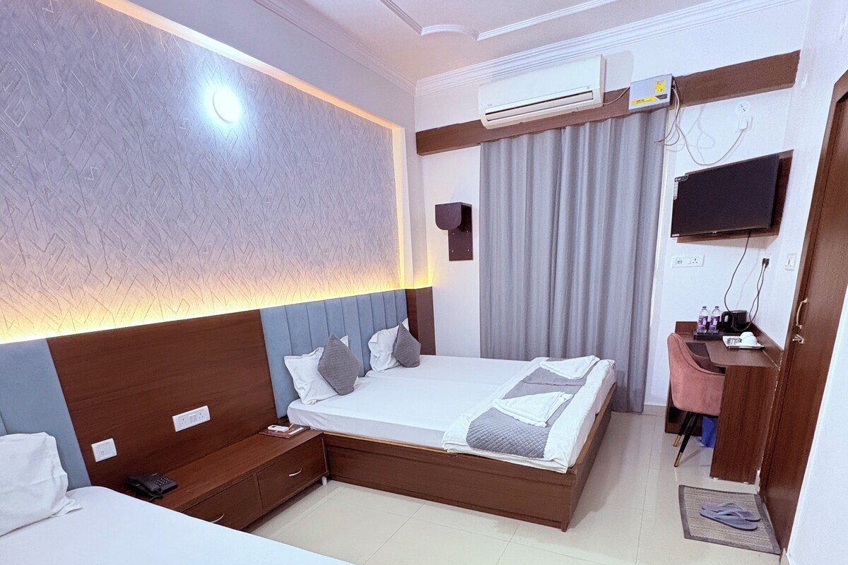 Triple Room | Premium bedding, down comforters, desk, laptop workspace