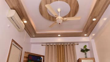 Premium Room | 1 bedroom, premium bedding, down duvets, desk