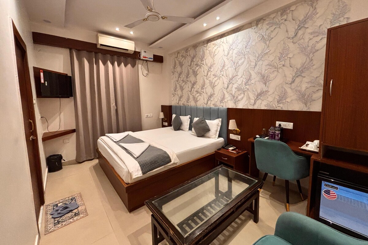 Premium Room | Premium bedding, down comforters, desk, laptop workspace