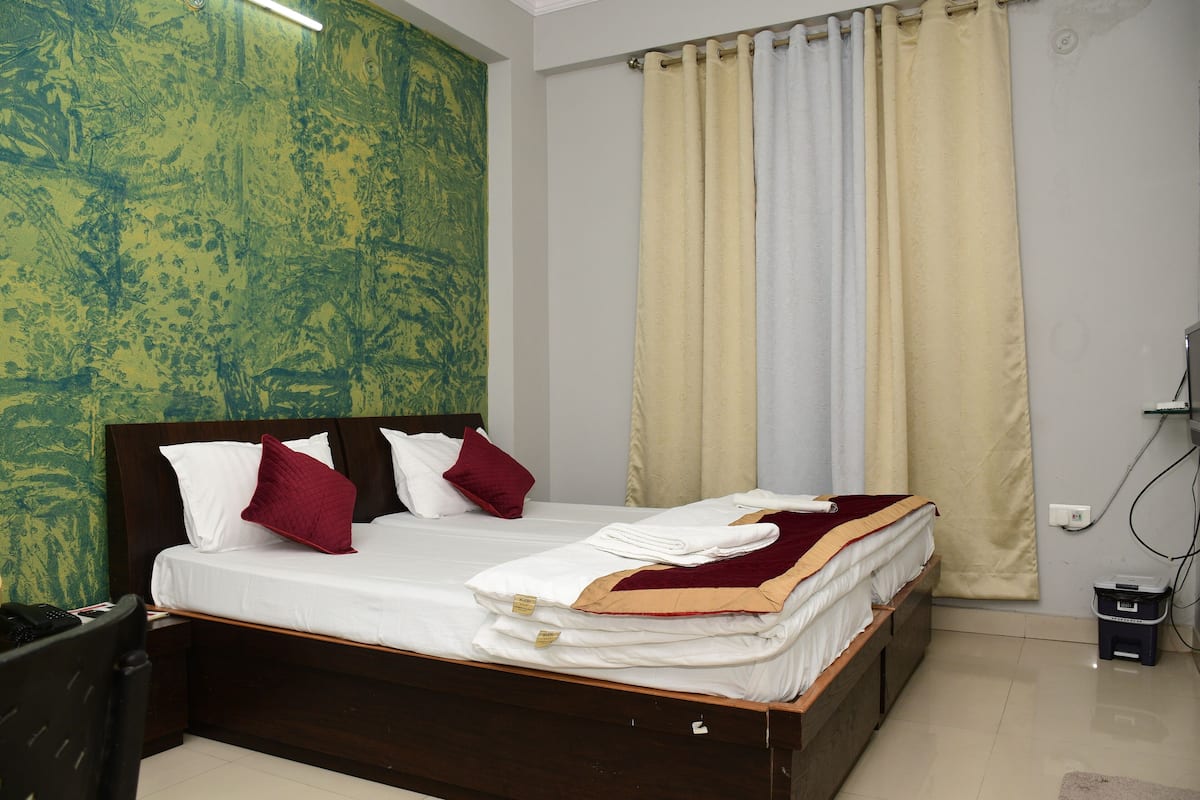 Deluxe Room | 1 bedroom, premium bedding, down comforters, desk