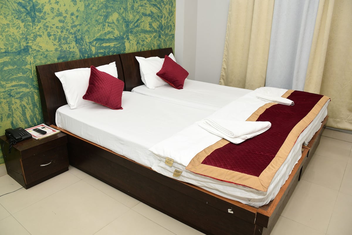 Deluxe Room | 1 bedroom, premium bedding, down duvets, desk