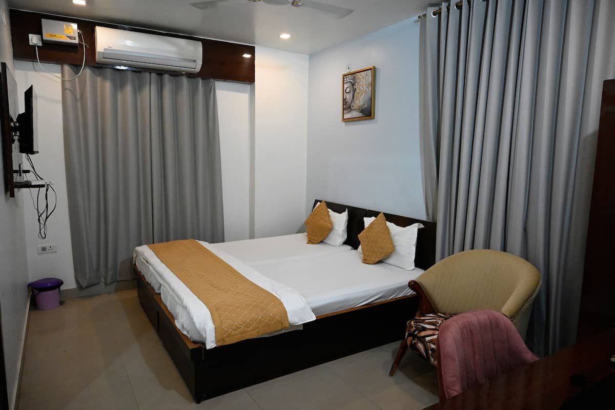 Premium Room | 1 bedroom, premium bedding, down comforters, desk