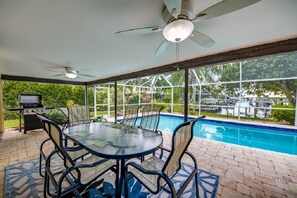 Outdoor dining - Gulf Access Pool Home, Eight Lakes Area (Cape Coral)