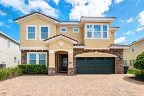 Exterior - Spectacular Home near Disney with Private Pool and WaterPark & Resort Access at. (Kissimmee)