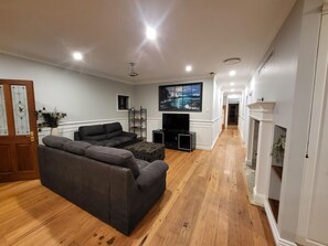 Smart TV, lareira, mesa de pingue-pongue, livros