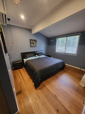 6 makuuhuonetta, työpöytä, silitysrauta/-lauta, vauvan matkasänky