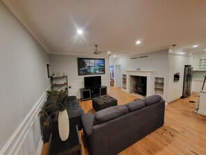 Smart TV, lareira, mesa de pingue-pongue, livros