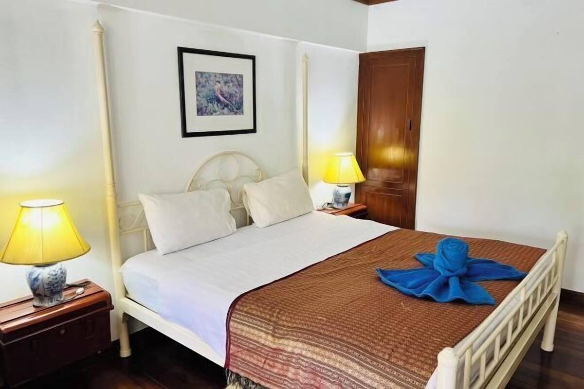 Down comforters, memory foam beds, in-room safe, soundproofing