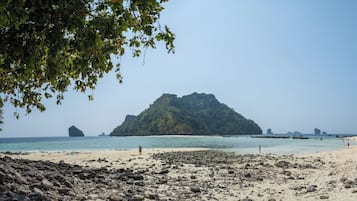 Ubicación a pie de playa y arena blanca