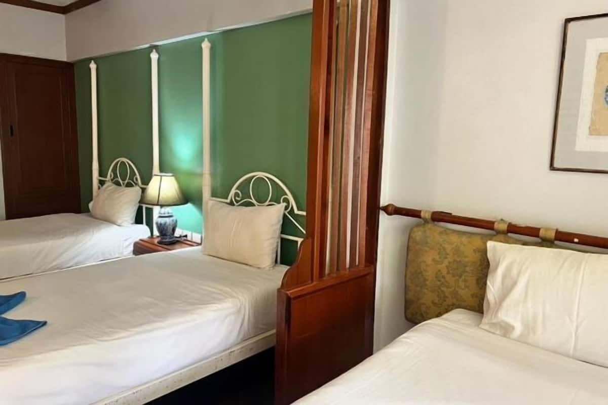 Down duvets, memory-foam beds, in-room safe, soundproofing