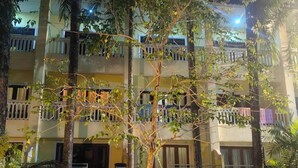 Un edificio de varios pisos con balcones y un patio central.
