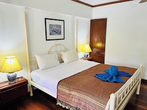 Quarto casal superior, 1 cama King, para não fumantes, vista para a piscina | Edredons de pluma, camas com colchões de espuma com sistema de memória