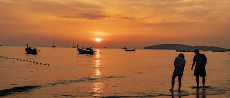 على الشاطئ، رمال بيضاء، حافلة نقل من وإلى الشاطئ مجانًا