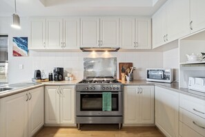 Kühlschrank, Mikrowelle, Ofen, Geschirrspüler