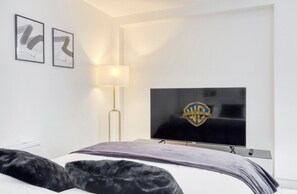3 bedrooms, desk, travel cot, Internet