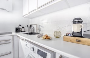 Réfrigérateur, four à micro-ondes, surface de cuisson, lave-vaisselle
