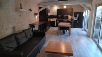 Télévision, cheminée, livres, chaßne hi-fi