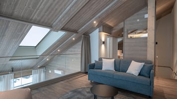 Exklusivt penthouse | Vardagsrum | 40-tums smart-tv med kabelkanaler och tv
