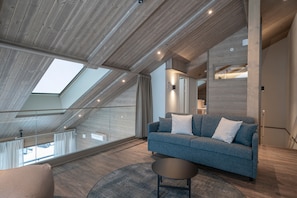 Exclusive Penthouse | Living area | 40-inch Smart TV with cable channels, TV - Ski-Inn Kultakero (Pelkosenniemi)