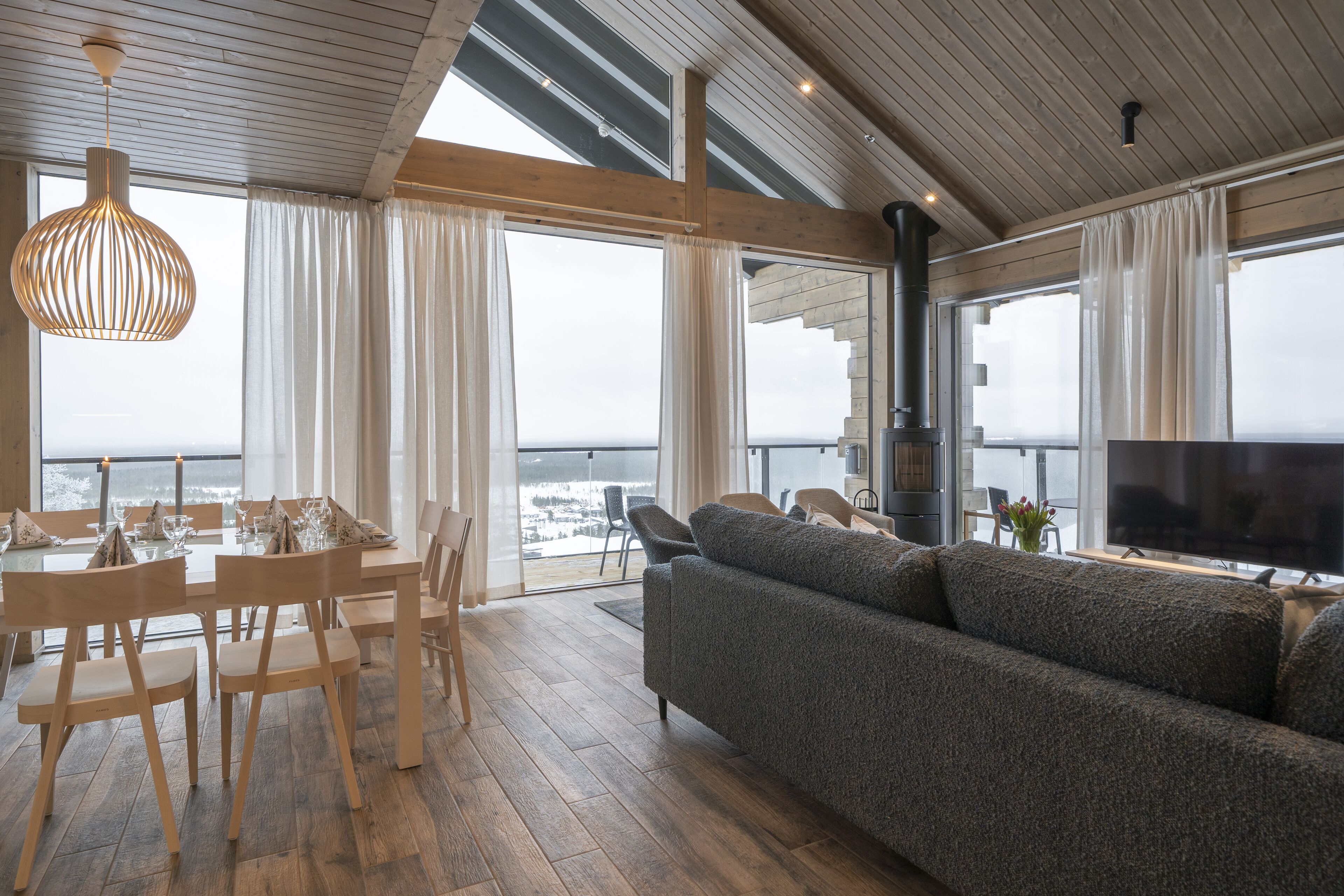 Exclusive-Penthouse | Wohnbereich | 40-Zoll-Smart-TV mit Kabelempfang, Fernseher