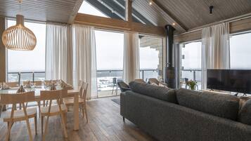 Exclusive-Penthouse | Wohnbereich | 40-Zoll-Smart-TV mit Kabelempfang, Fernseher