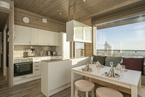 Deluxe Apartment | Living area | 40-inch Smart TV with cable channels, TV - Ski-Inn Kultakero (Pelkosenniemi)