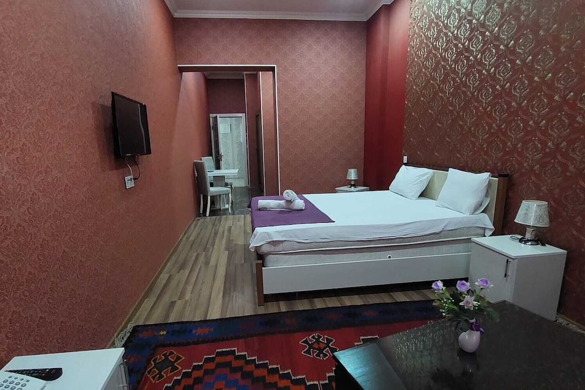 Deluxe kamer | Hypoallergeen beddengoed, een minibar, een laptopwerkplek, gratis wifi