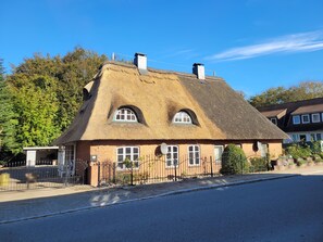 Exterior - 4* - Holiday home with 125 sqm, under thatch in Holstein Switzerland (Lebrade)