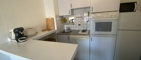 Microondas, lavavajillas y cafetera y tetera