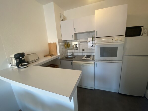 Micro-ondes, lave-vaisselle, cafetière/bouilloire