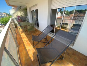 Outdoor dining - T2 Apartment with terrace, WiFi and parking in Arcachon city center (Arcachon)