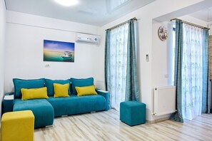 Classic Apartment | Living area | 140-cm Smart TV with cable channels, TV - Apartamente Tomis Villa (Navodari)