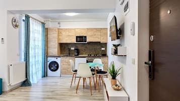 Classic Apartment | Private kitchen | Mini-fridge, stovetop, coffee/tea maker, cookware/dishes/utensils