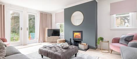 Smart-tv, een open haard, videospelletjes en een tafeltennistafel