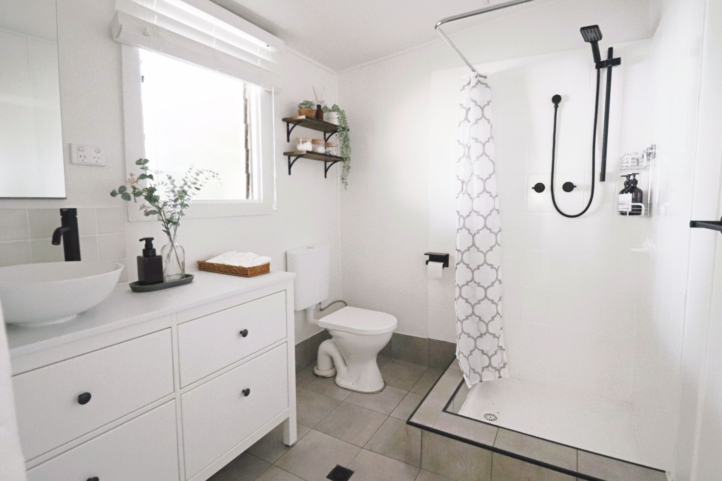 Hair dryer, towels, shampoo, toilet paper
