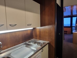 Réfrigérateur, four à micro-ondes, cafetière-théière, grille-pain