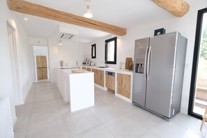 Réfrigérateur, micro-ondes, four, lave-vaisselle