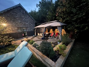 Terrace/patio - An Irish welcome. Quiet Country Cottage close to Dublin Airport & City (Ashbourne)