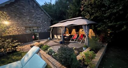 An Irish welcome. Quiet Country Cottage close to Dublin Airport & City
