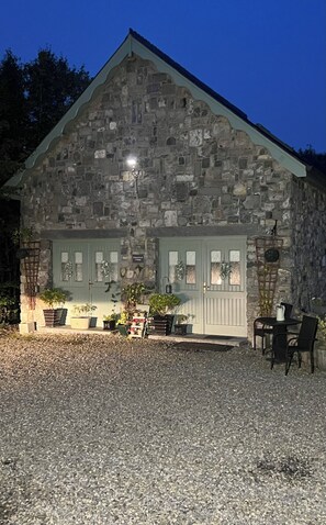 Exterior - An Irish welcome. Quiet Country Cottage close to Dublin Airport & City (Ashbourne)